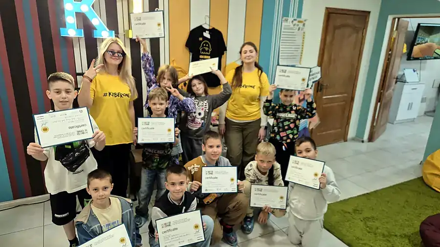 Учні KIBERone з сертифікатами наприкінці навчального року