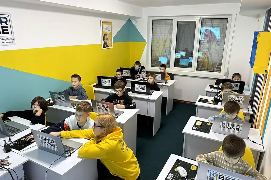 Повний клас учнів KIBERone на занятті