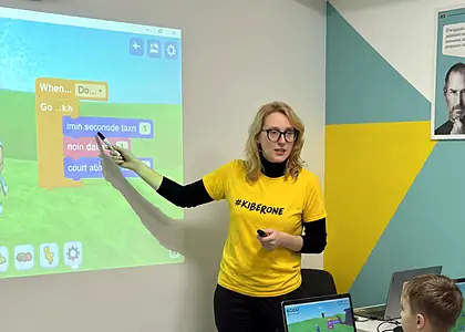 Викладачка пояснює тему біля інтерактивної дошки
