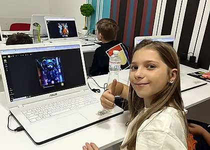 Усміхнена дівчинка показує свою роботу