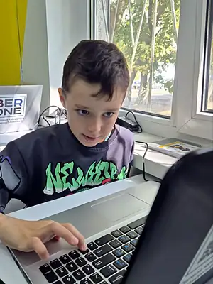Учень KIBERone на занятті