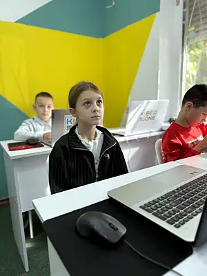 Учень KIBERone на занятті