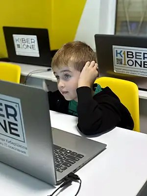 Учень KIBERone на занятті