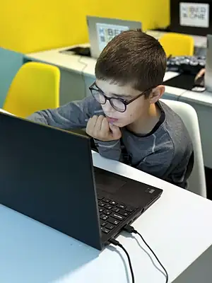 Учень KIBERone на занятті