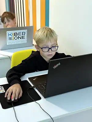 Учень KIBERone на занятті