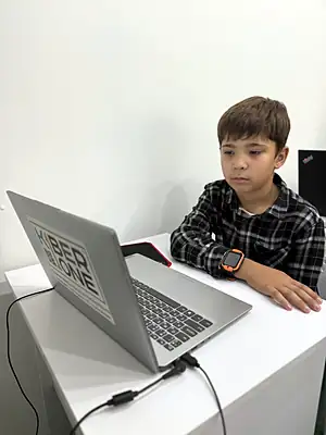 Учень KIBERone на занятті