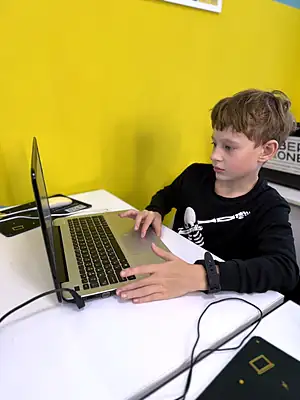 Учень KIBERone на занятті