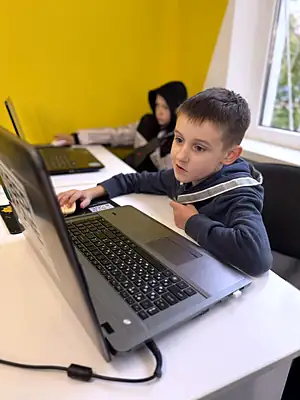 Учень KIBERone на занятті