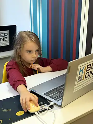 Учень KIBERone на занятті