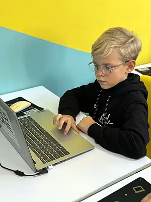 Учень KIBERone на занятті