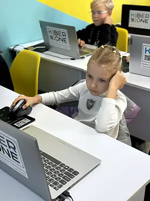Учень KIBERone на занятті