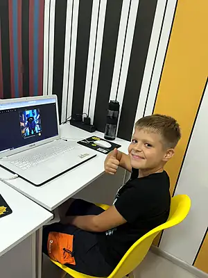 Учень KIBERone на занятті