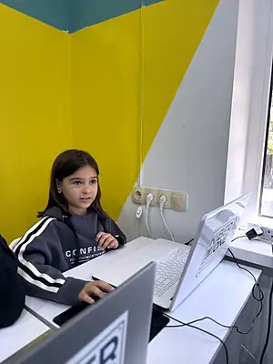Учень KIBERone на занятті