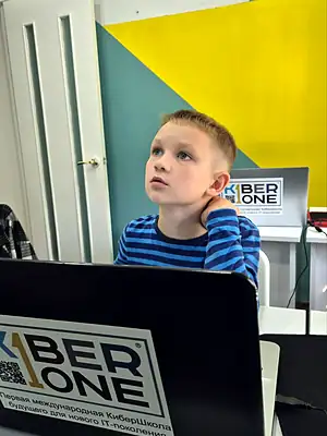 Учень KIBERone на занятті